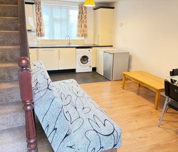 1 Bed Flat, Very Near Maple Grove Area, W5 - Photo 2