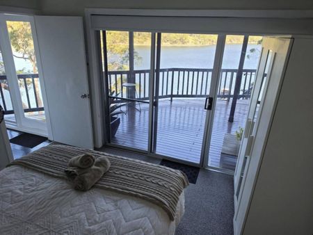 UNDER OFFER - Serene Waterfront Sanctuary with 360-Degree Water Views - Fully Furnished 1 Bed Studio - Photo 2