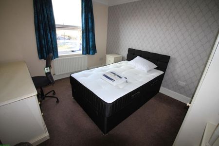 4 bedroom semi-detached house to rent - Photo 5