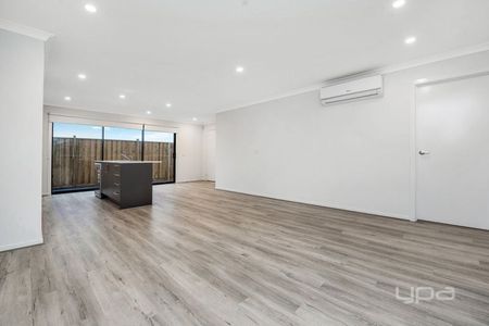 12 Verona Street, FRASER RISE - Photo 2