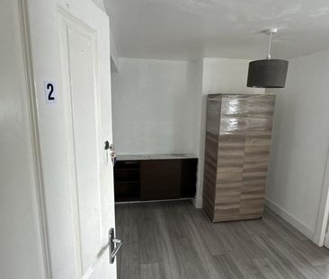 Studio Flat, High Street North, E6 - Photo 3