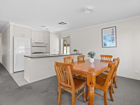 Low Maintenance Living & Close to La Trobe University - Photo 2