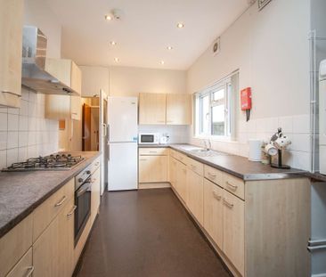 Brilliantly located 6 bed house - Photo 5