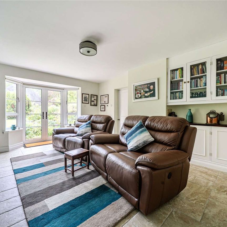 A beautifully appointed family home in the heart of the New Forest. - Photo 1