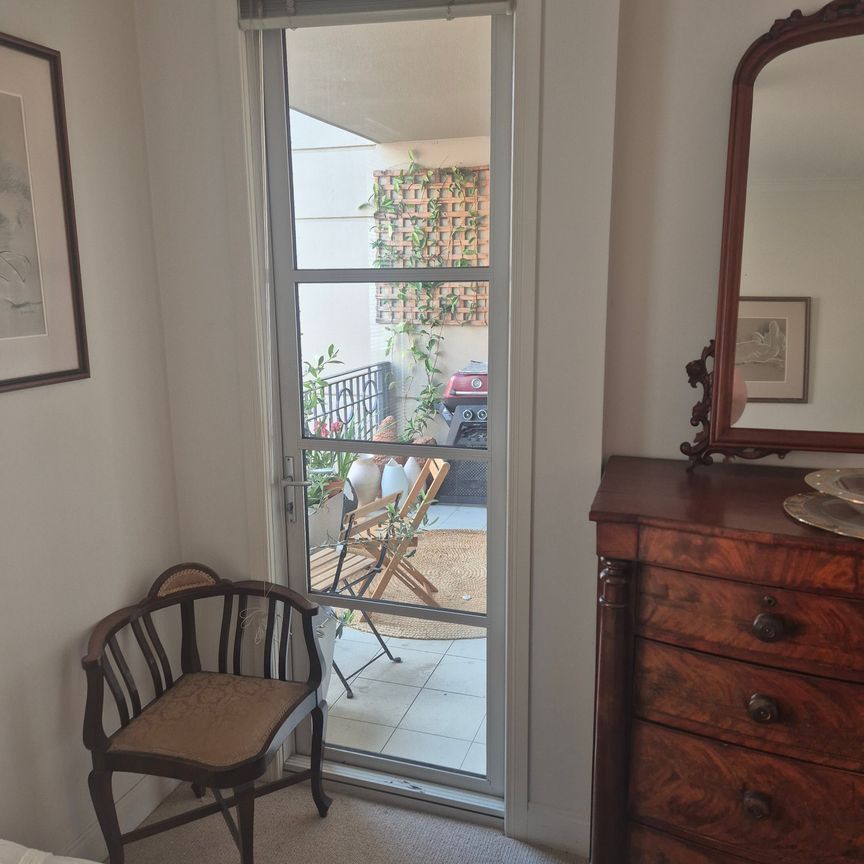 East Melbourne - Photo 1