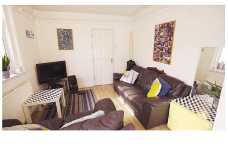 5 bedroom semi-detached house to rent - Photo 2