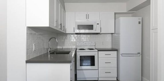 Oct 25- Nov 1❤ Unfurnished 1 bdr Apartment w/ balcony @Bloor and Yonge - Photo 2