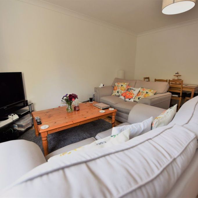 2 bedroom Flat in Ash Grove, Leeds - Photo 1