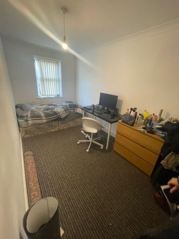 Room in a Shared House, Denison Road, M14 - Photo 4
