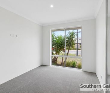 SPACIOUS FAMILY LIVING WITH SIDE ACCESS & ENTERTAINER'S APPEAL - Photo 6