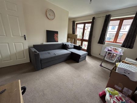 The Spinney, Limes Park, Basingstoke - Photo 2