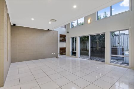 Large Family Home in a Great Street - Pool Maintenance Included! - Photo 4