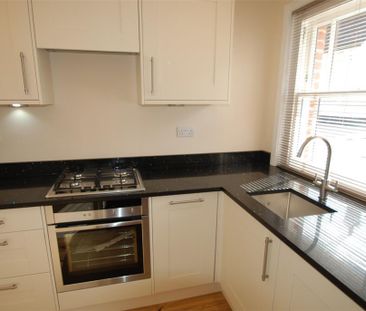 2 bedroom end of terrace house to rent - Photo 4