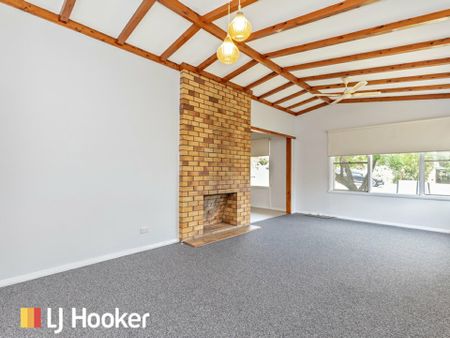 Spacious Three Bedroom Home with High Ceilings - Photo 2