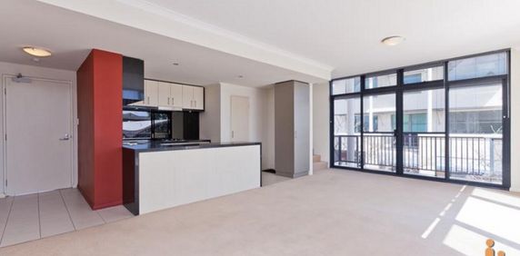 CENTRAL LOCATION, CLOSE TO EVERYTHING, HUGE BALCONY - Photo 2