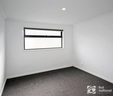 Modern 3-Bedroom Townhouse - Photo 2