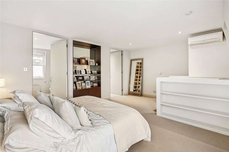 A beautifully presented large five bedroom period family home benefitting from a stunning roof terrace and garden. - Photo 5