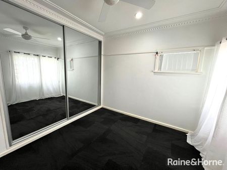 CHARMING THREE BEDROOM HOME IN MACQUARIE FIELDS! CLOSE TO STATION! - Photo 4