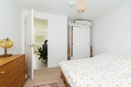 Beautiful & Light One Bedroom Flat with Water Views for Rent in London, N4 - Photo 3