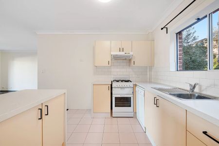 Apartment with 3 bedrooms, 2 bathrooms & parking for 1 car - Photo 2