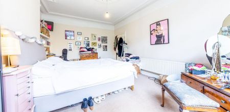 Located on a very popular road within the Crouch End area - Photo 4