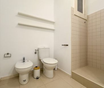 Big bright exterior room next to Sants train station - Photo 6