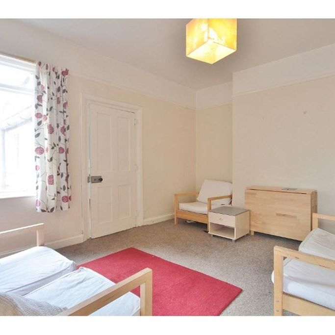 4 bedroom end of terrace house to rent - Photo 1