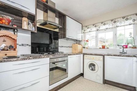 Thorpe, Surrey, TW20 - Photo 2