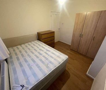 Bedroom House With Garden And Own Driveway - Edgware, HA8 - Photo 5