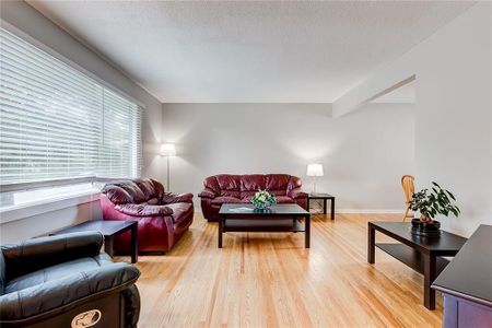 4827 48 Street Northwest, Calgary - Photo 2