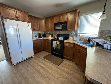 MODERN 4 BEDROOM FULL HOUSE IN BLACKFALDS! - Photo 5