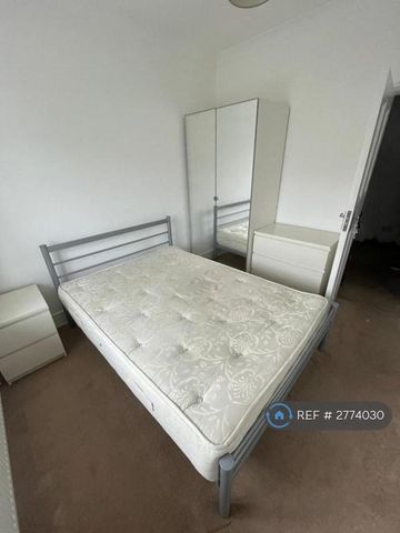 1 bedroom in a flat share to rent - Photo 2