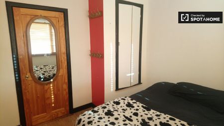 Double Bedroom for rent in 4-Bedroom House in Clontarf - Photo 4