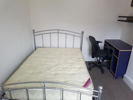 3 bedroom flat to rent - Photo 4