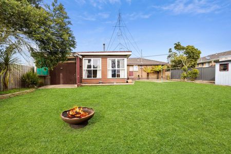 Charming 3-Bedroom Family Home with Spacious Yard - Photo 2