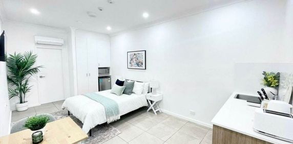 "Modern Furnished Studio" - Photo 2