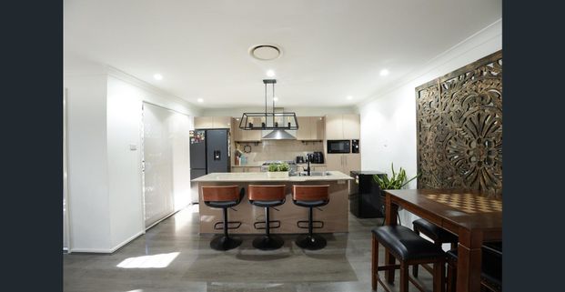 Modern Home with Open-Plan Living in Prime Ropes Crossing Location! - Photo 1