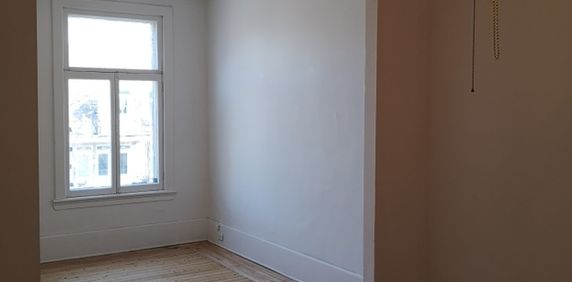 Logement Situé Au 3e . Beau Triplex - Photo 2