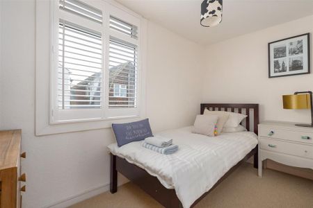 4 bedroom semi-detached house to rent - Photo 3