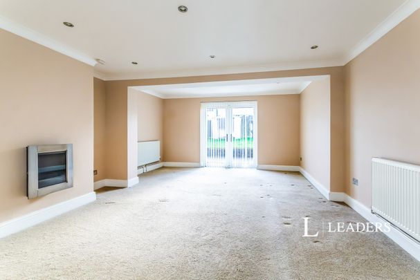 4 bedroom house to rent McKenzie Road, Chatham, ME5 - Photo 1