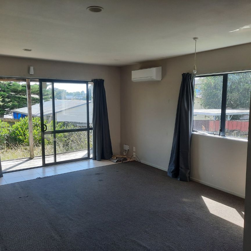 Two weeks rent free - Three Bedroom Home - Photo 1