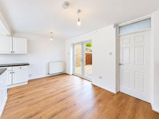4 bedroom terraced house to rent - Photo 1