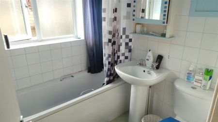 2 bedroom detached bungalow to rent - Photo 2