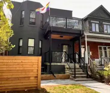 Renovated Boutique Studio | 15 Thorburn Avenue, Toronto - Photo 1
