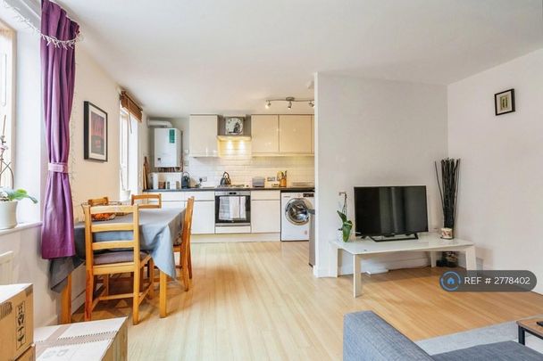 2 bedroom flat to rent - Photo 1