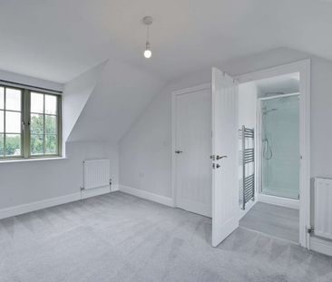 A beautifully presented cottage with a private garden and parking - Photo 1