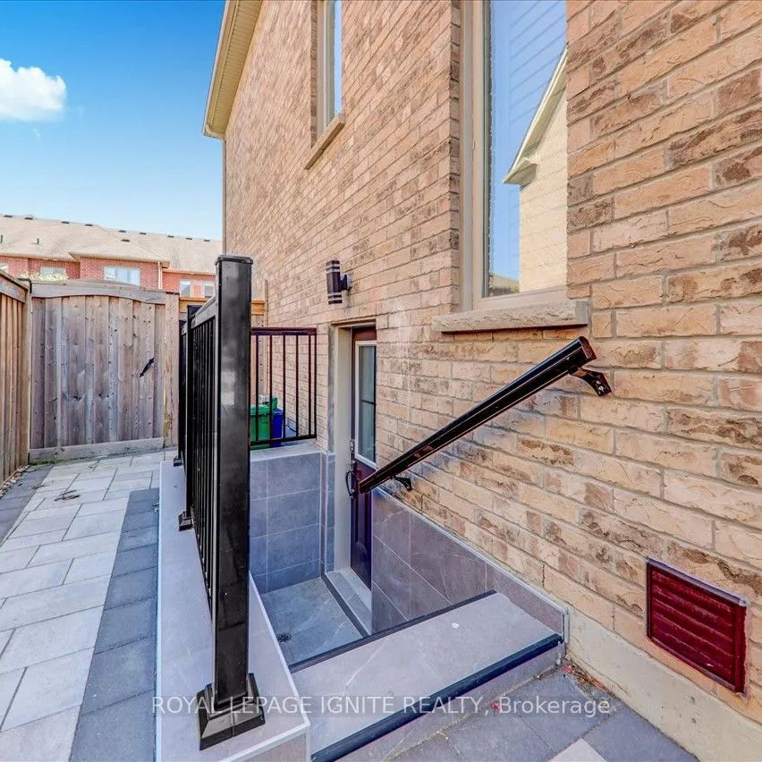 Detached Home For Lease | E8463814 - Photo 1