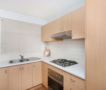 Light-Filled Ground Floor Apartment in Prime Location - Photo 5
