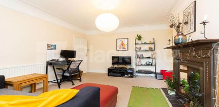 Great size one bed set within a period house. - Photo 3