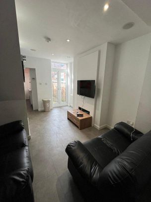 4 bedroom flat to rent - Photo 1
